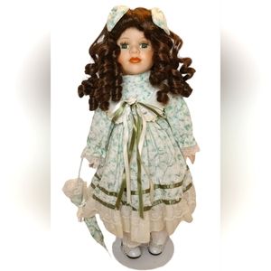VICTORIAN BEAUTIFUL PORCELAIN  DOLL WITH PARASOL & STAND